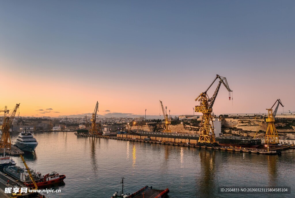 港口黄昏景象