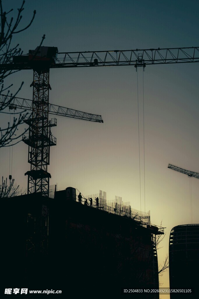 黄昏下的建筑塔吊剪影
