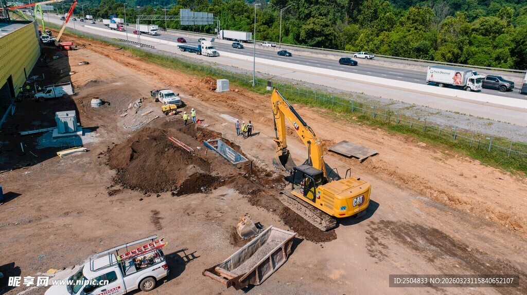 公路旁的挖掘机施工场景