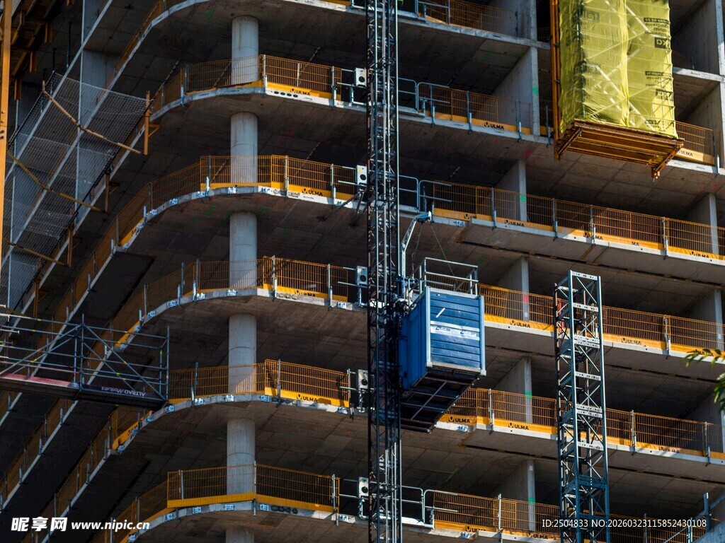 高楼建筑施工中的升降机