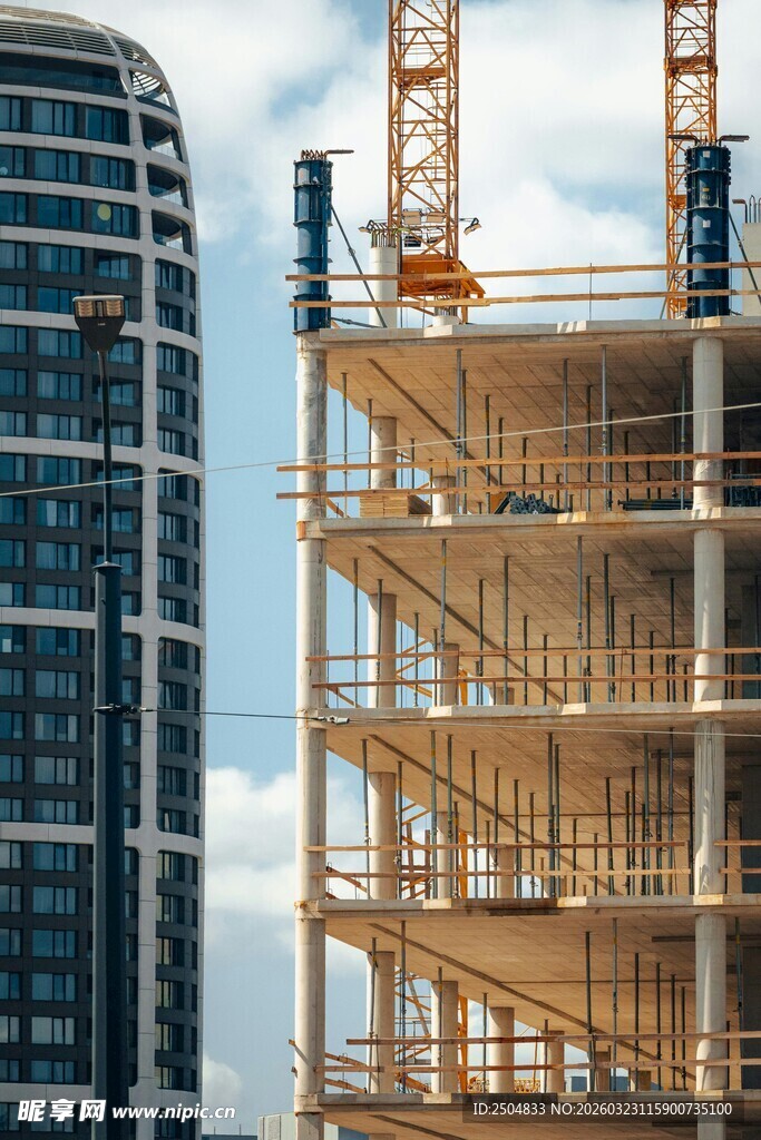 城市中在建的高楼建筑