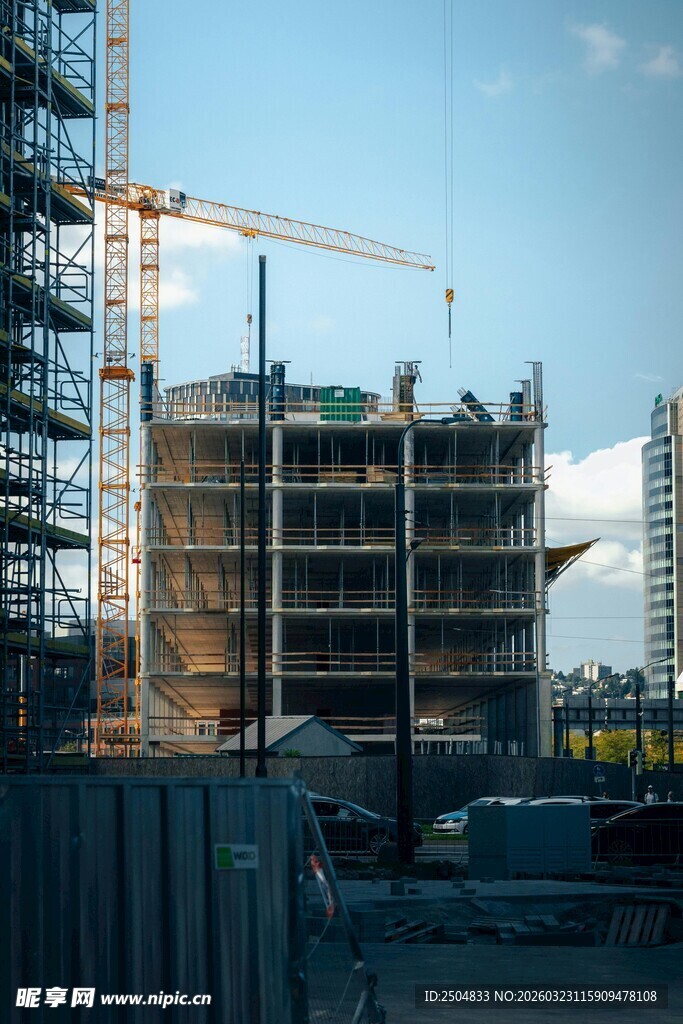 施工现场的建筑塔吊景观