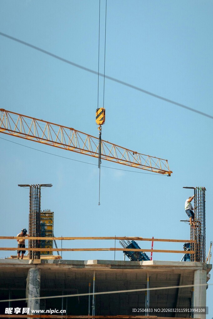 施工现场的塔式起重机