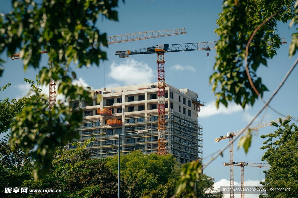 在建高楼与周边绿树景观