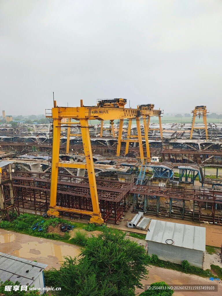 工业场景中的大型起重设备