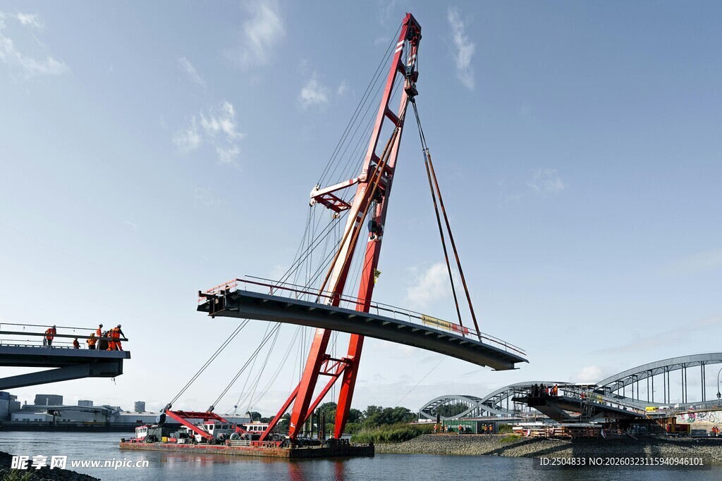 桥梁施工现场起重机作业