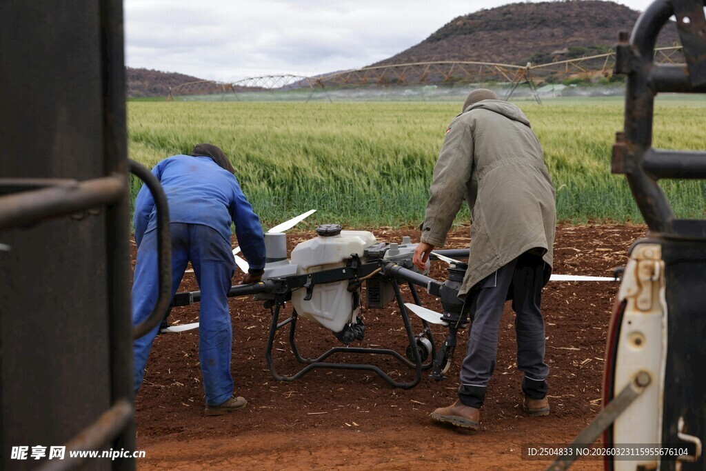 工人户外操作机械设备