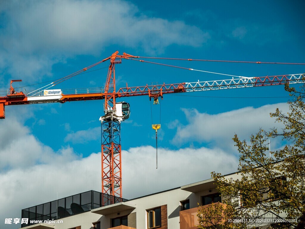 高楼旁的塔式起重机