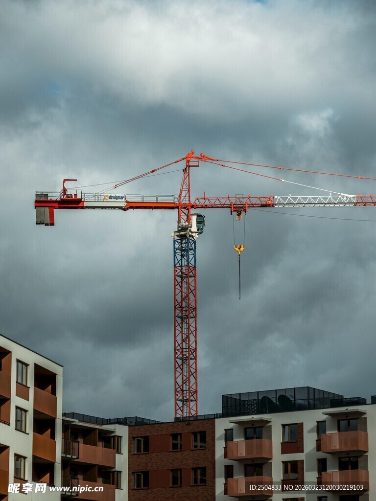 工地塔吊与建筑景观