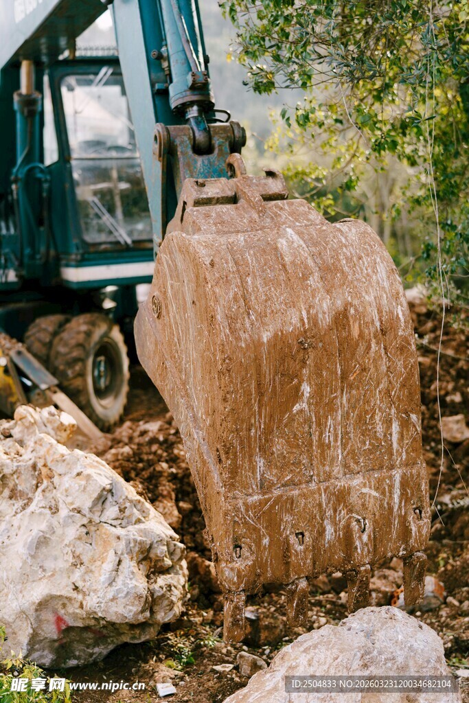 挖掘机搬运巨大石块