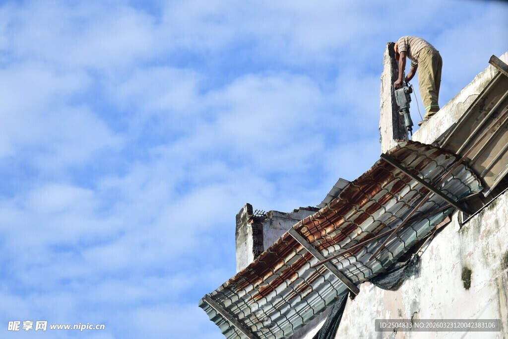 古老建筑屋顶与蓝天白云