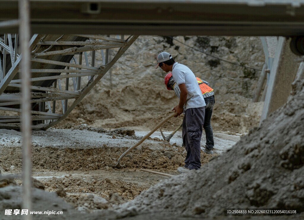 工人专注于工地铲土作业