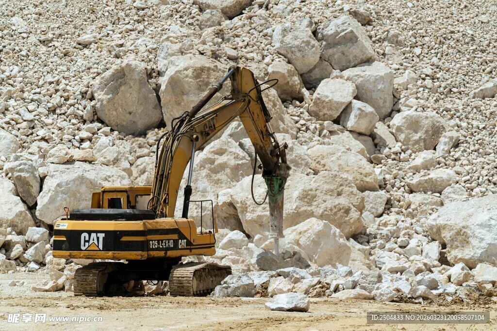 挖掘机在巨石堆中作业
