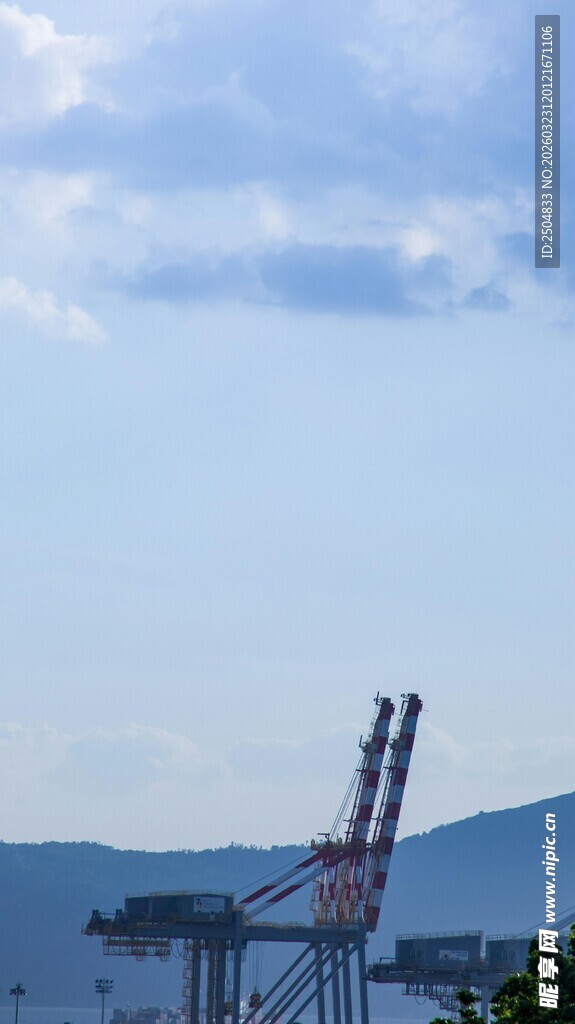 港口起重机与城市天际线