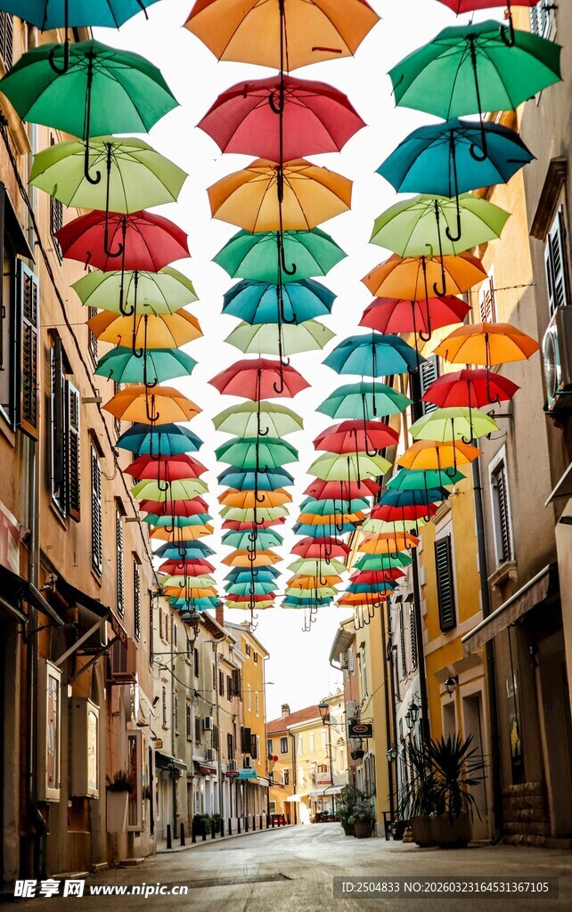 彩色伞装点的梦幻小巷