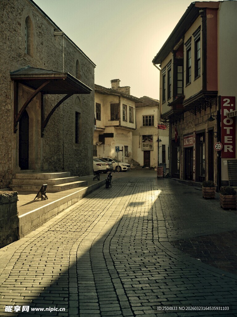 古老街道的静谧光影