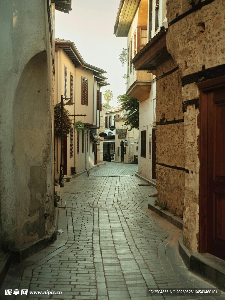 古老小巷的静谧风景