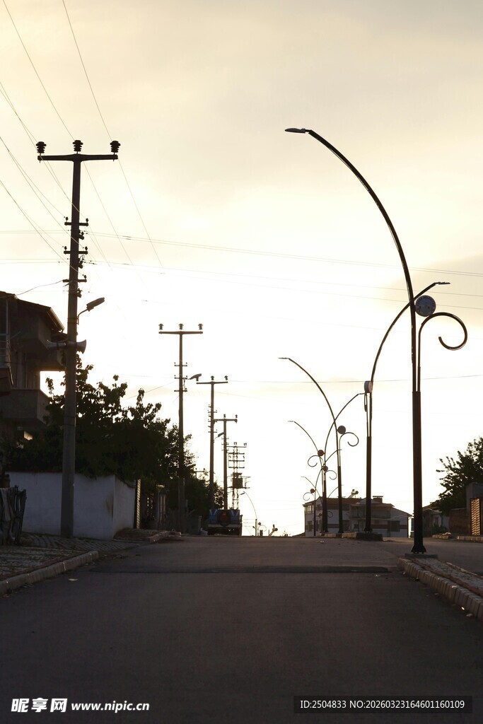黄昏下的街道与路灯