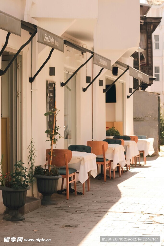 街边雅致的露天餐厅一角