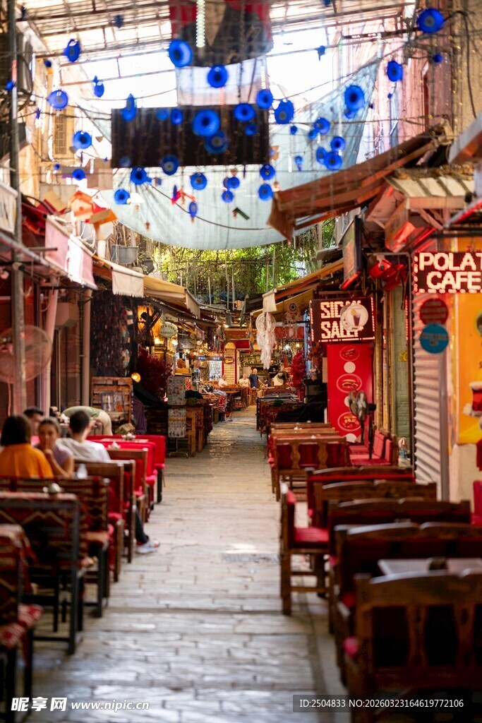 热闹风情的特色街道景象