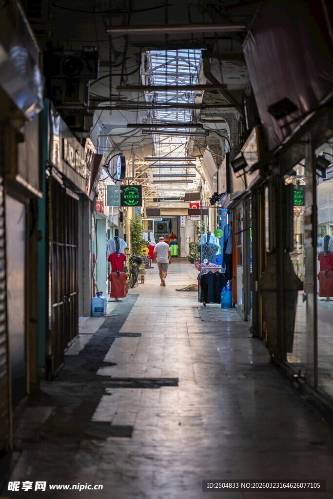 老旧市场内的狭长过道