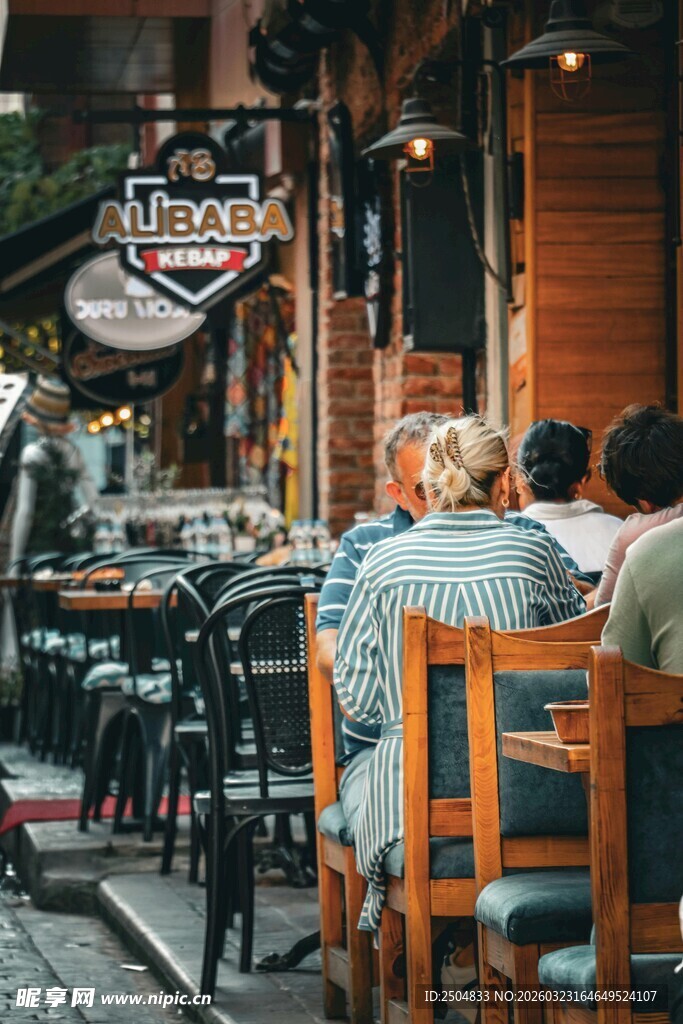 街边惬意的露天咖啡时光