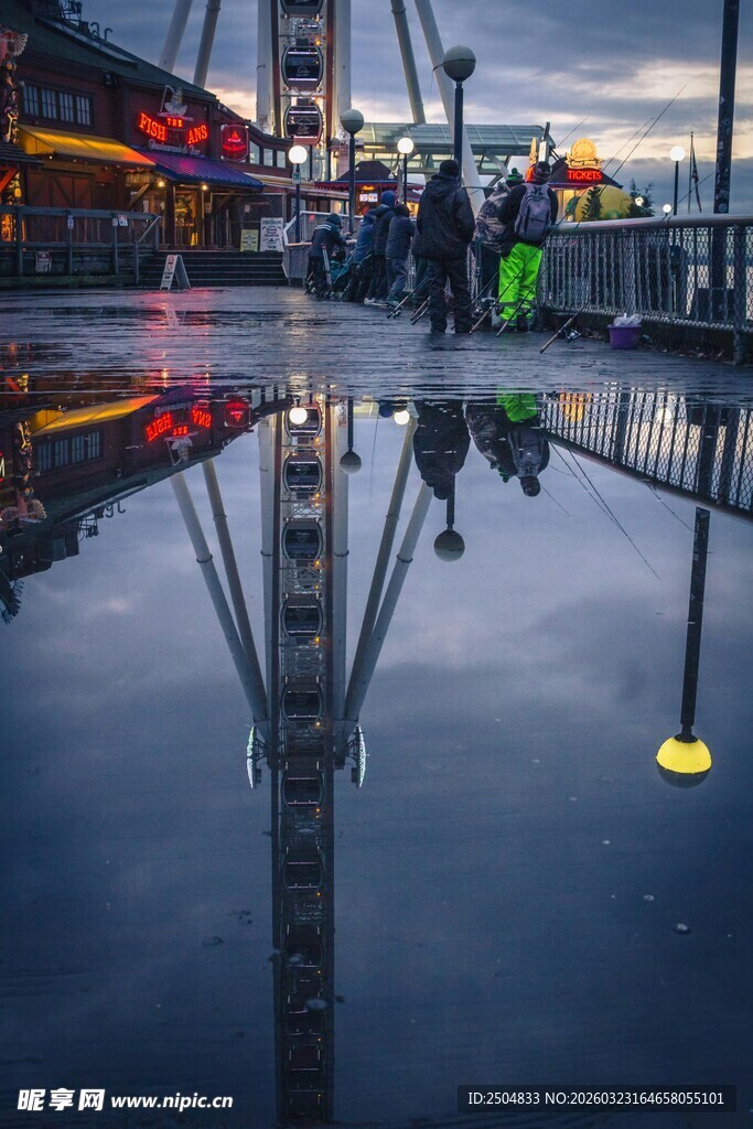 城市夜景倒影中的璀璨景象