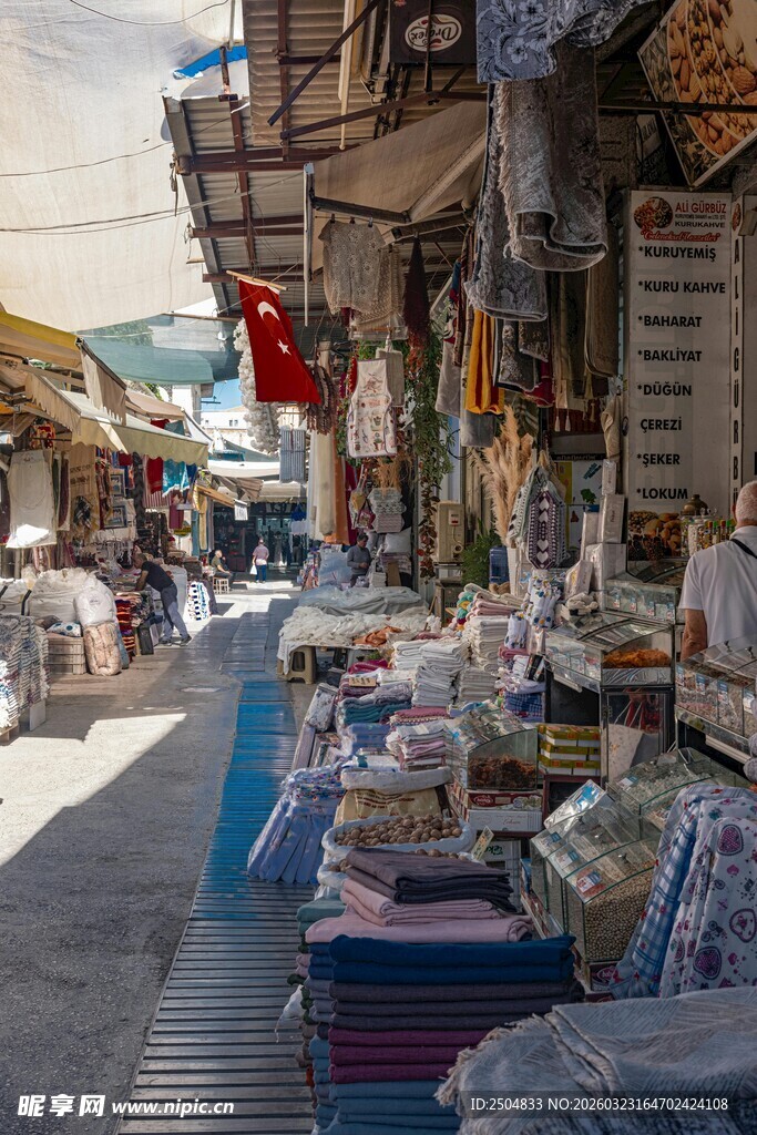 热闹街边的丰富商品摊