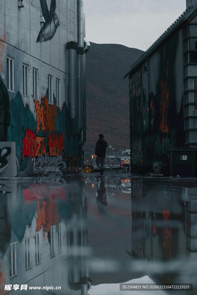 雨后城市街道的倒影景象