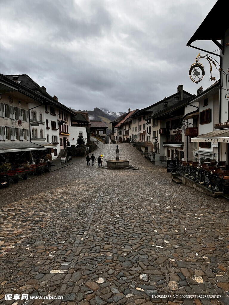 古朴小镇的宁静街道