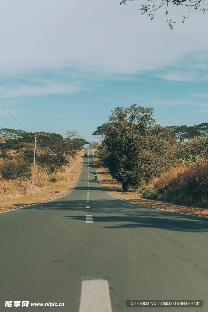 宽阔公路延伸向远方