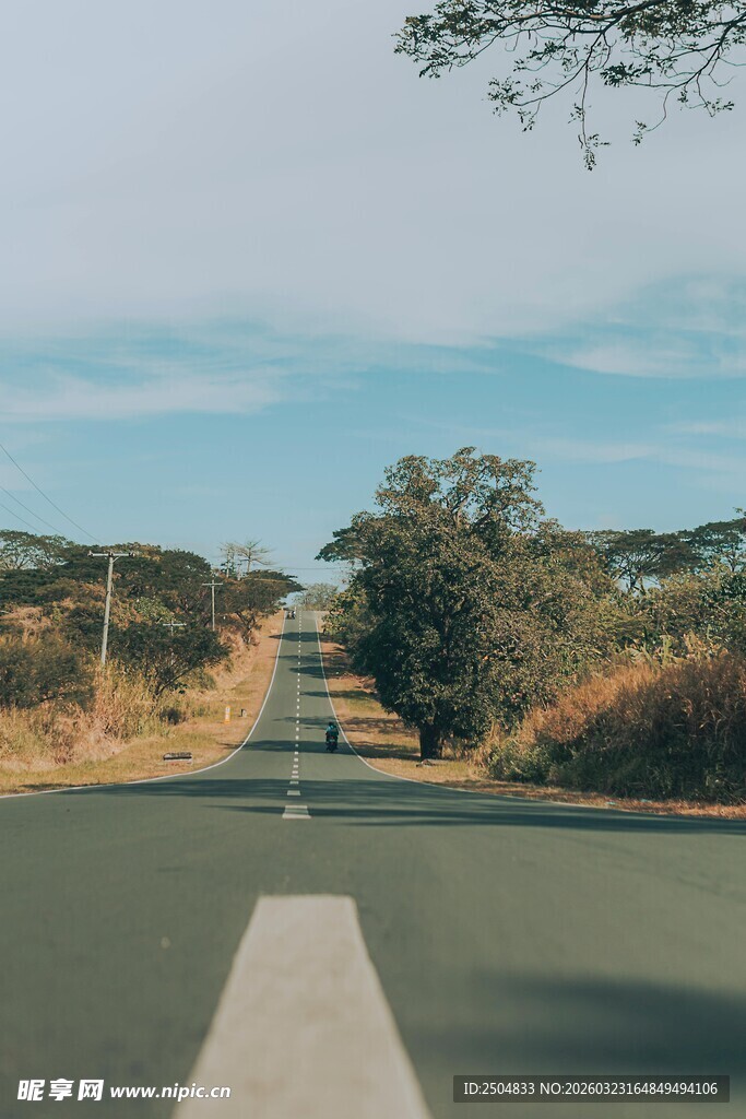空旷公路延伸向远方