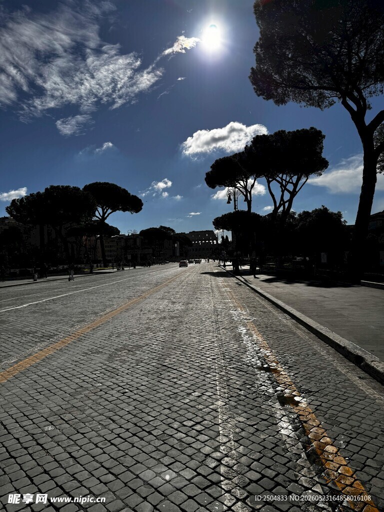 阳光照耀下的罗马街道