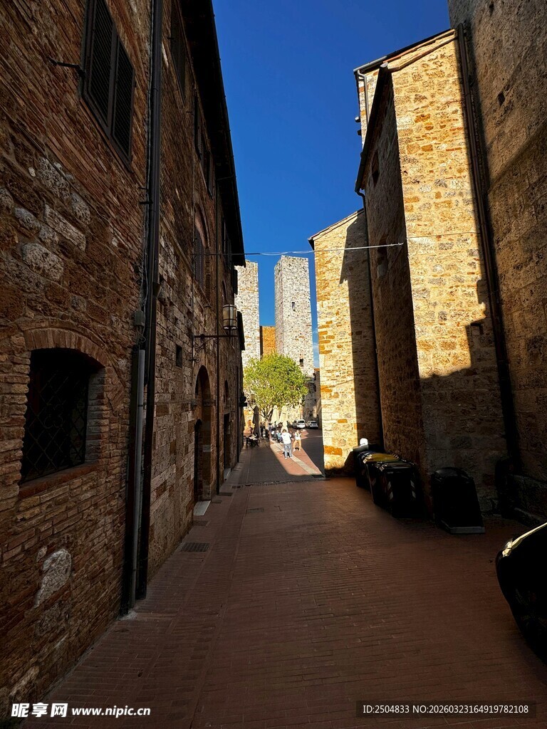 古老街巷的静谧光影