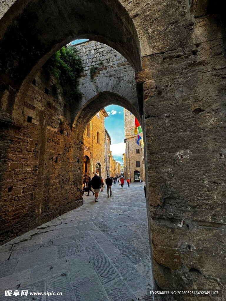 古老街巷中的行人身影