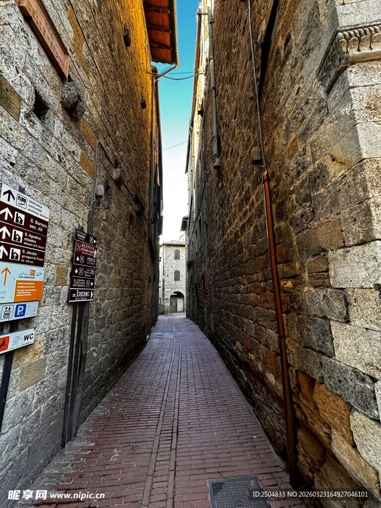 狭窄古朴的欧式小巷