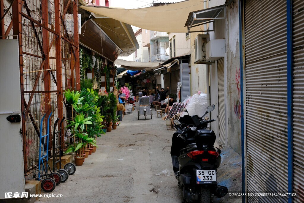 狭窄小巷停放的黑色摩托