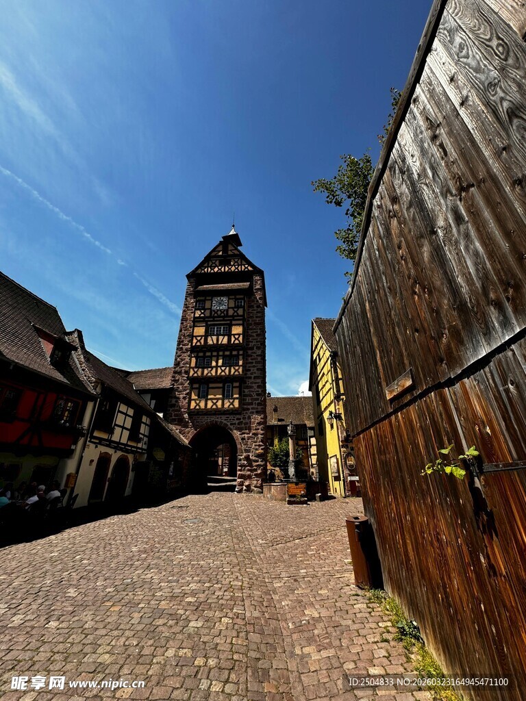 古老街巷中的钟楼景观