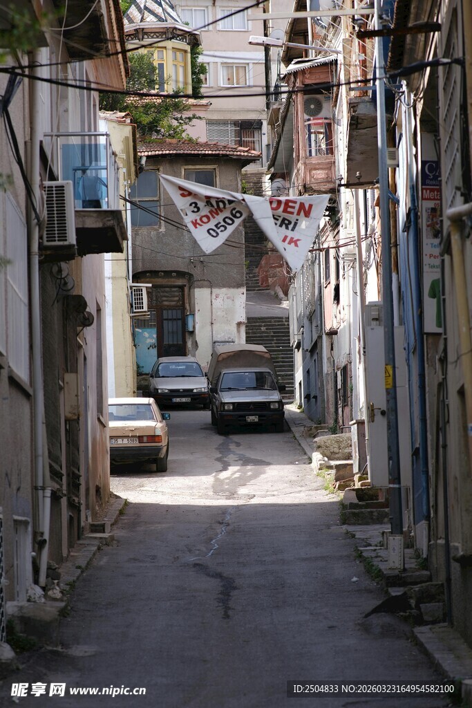 狭窄小巷中的停放车辆