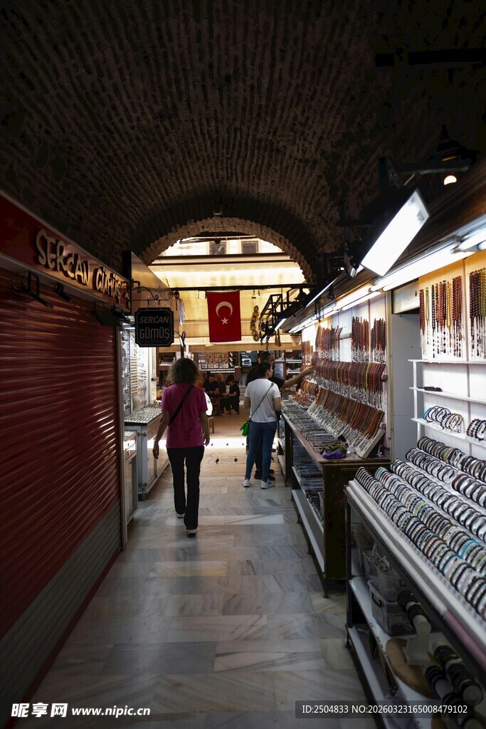 地铁站内行人匆匆走过