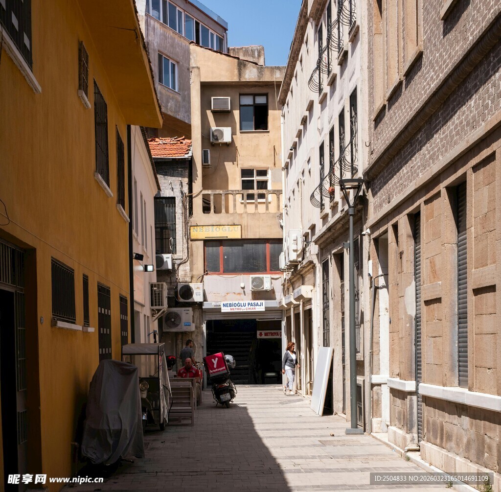 狭窄街道中的城市景象