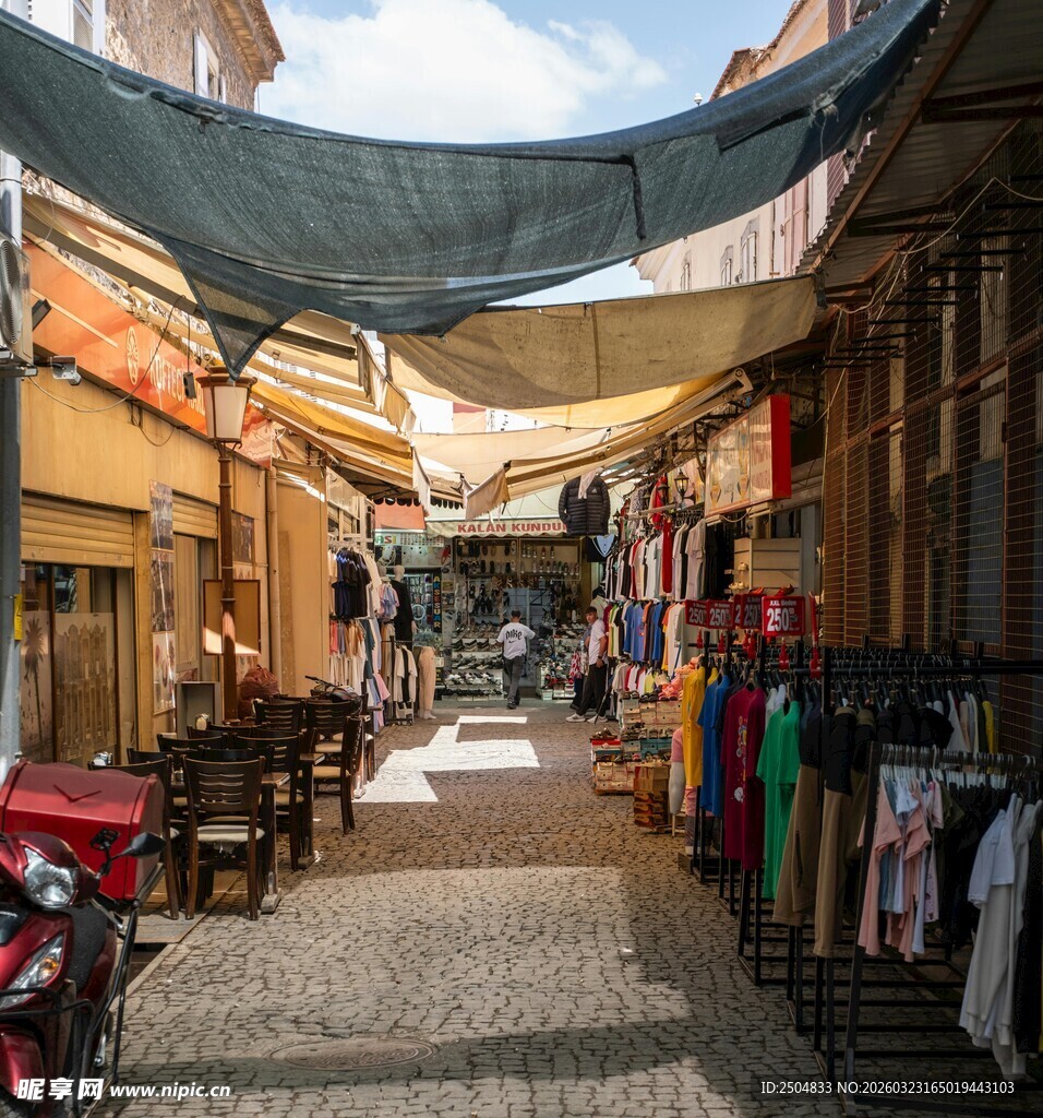 热闹的露天集市街道