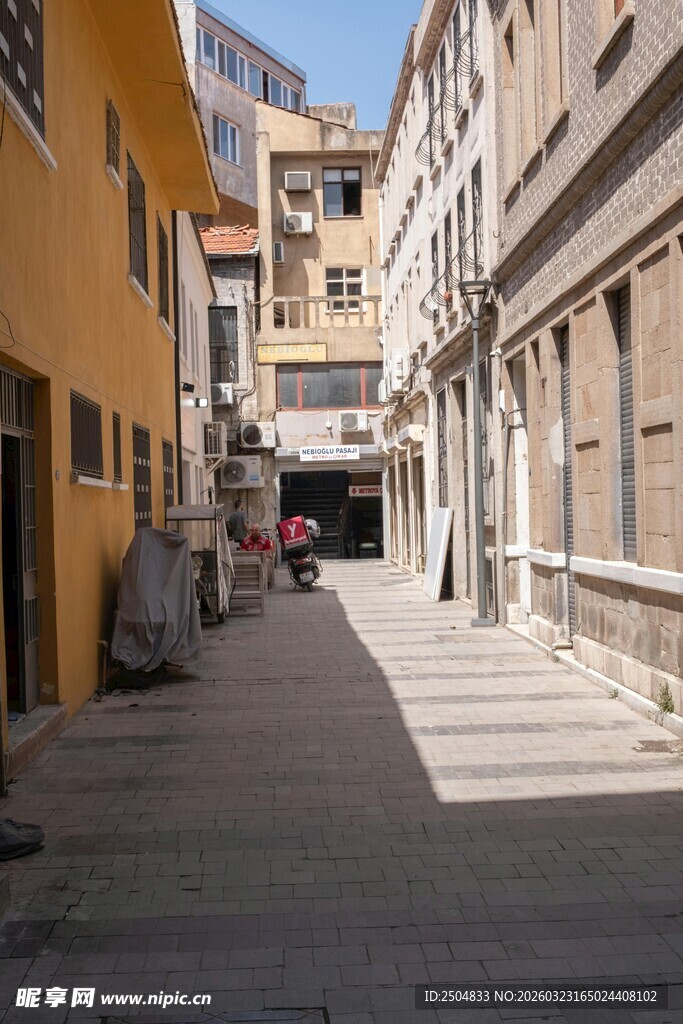 狭窄街道的静谧景致