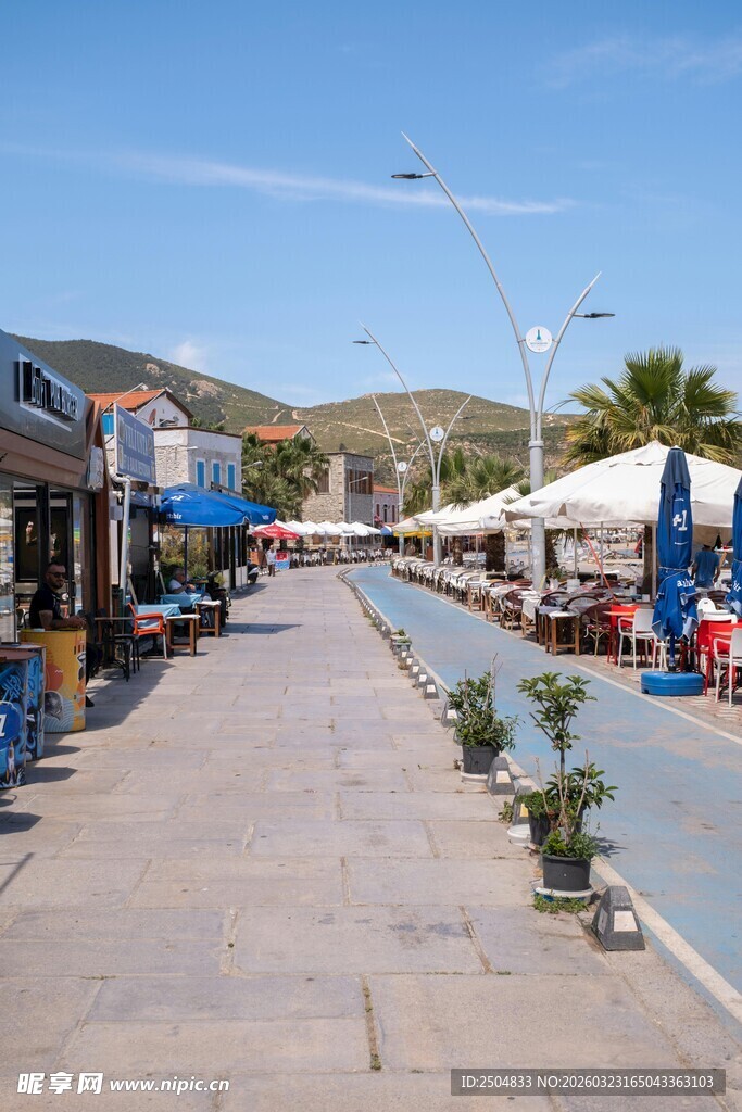 海滨街道的悠闲户外场景