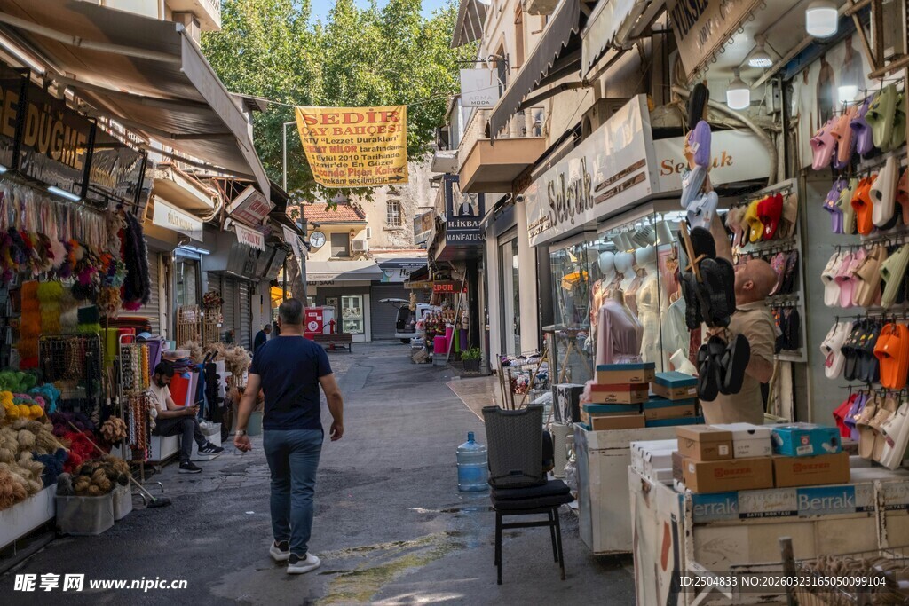 热闹的露天集市街道