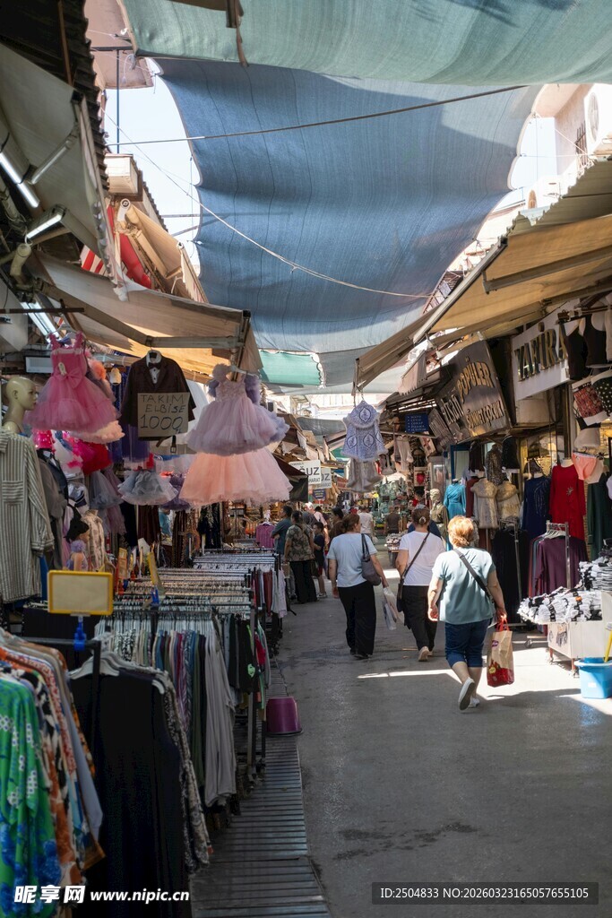热闹的露天集市场景