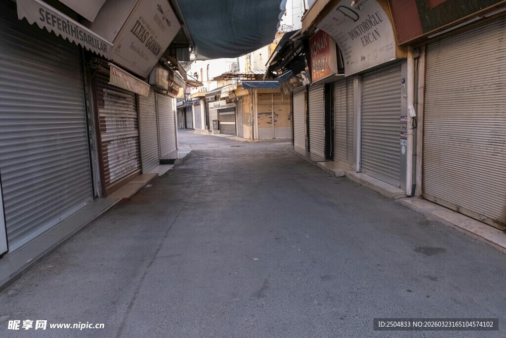 紧闭店铺的冷清小巷