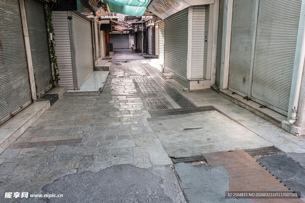 狭窄老旧的城市小巷