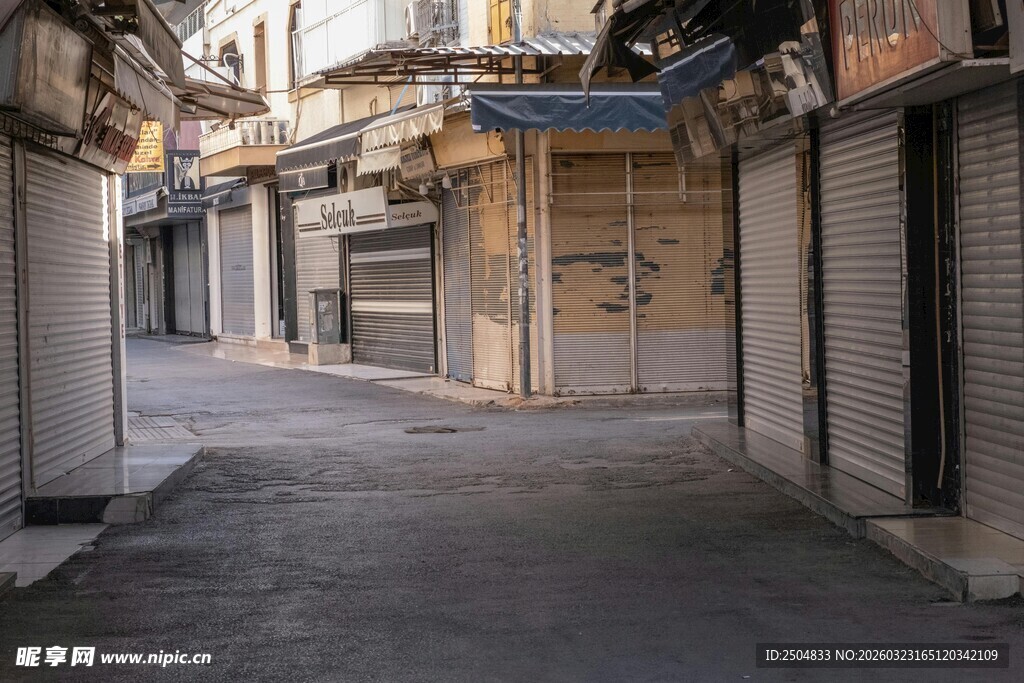 空荡街道 紧闭商铺