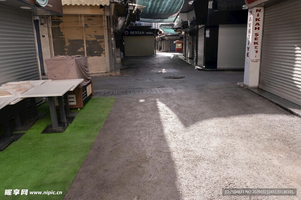 狭窄小巷中的户外场景